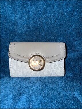 Michael Kors Cream Signature MK
Snap Key Wallet
